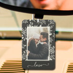 LIEBE Personalisiertes Foto Auto Autolufterfrischer<br><div class="desc">Ihr Lieblings-Foto ist gerahmt durch weiße Blätter, Beeren und Punkte auf JEDEM FARBEN Hintergrund. ÄNDERN Sie das Wort LIEBE auf alles! TIPP: Legen Sie Ihren Text zwischen die Quadrate, um den Text swashes beizubehalten. Dieser Lufterfrischer macht erschwingliche Geschenke für Familie, Freunde oder für sich selbst kreieren - auch für tolle...</div>