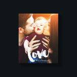 "Liebe" Pinselschrift-Foto Leinwanddruck<br><div class="desc">Vollblütige Foto-Leinwand mit dem Wort "Liebe" in trendiger Pinseltypografie. Personalisieren Sie es mit Ihrem Hochzeitsdatum,  Familiennamen oder jedem beliebigen Text Ihrer Wahl für ein schönes und einzigartiges Stück Wandkunst.</div>