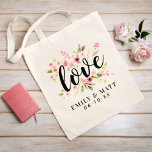 Liebe Rosa Aquarellfarben Blume Hochzeitmongramm Tragetasche<br><div class="desc">Das personalisierte Taschendesign besticht durch das Wort "Liebe" in einem schwarz handgeschriebenen Schriftzeichen,  gerahmt durch eine wunderschöne Aquarellmalung mit pastellrosa,  rot und pfirsichfarbenen Blume,  Rose und grünen Blätter. Ebenfalls enthalten ist ein modernes und elegantes Monogramm der Bräunungs- und Bräutigam-Namen und Hochzeitstermin,  das mit Ihrem eigenen Text personalisiert werden kann.</div>