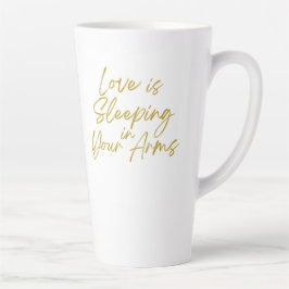 Liebe schläft in der hohen Tasse der Arme