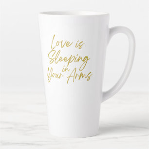 Liebe schläft in der hohen Tasse der Arme