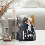 Liebe Script Overlay Paare Personalisiertes Foto Fotoplatte<br><div class="desc">Erschaffen Sie einen süßen Sake Ihrer Hochzeit,  Flitterwochen oder besonderen Augenblick mit dieser schönen,  individuell gestalteten Tafel,  die perfekt für Paare geeignet ist. Fügen Sie ein beliebtes vertikales Foto hinzu,  mit "Liebe" überlagert in elegantem weißen Schriftzeichen,  und Ihre Initialen darunter.</div>