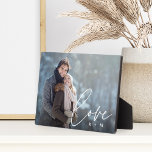 Liebe Script Overlay Personalisierte Paare Foto Fotoplatte<br><div class="desc">Mit dieser hübschen Foto-Plakette,  die sich perfekt für Paare eignet,  können Sie Ihre Hochzeit,  Flitterwochen oder einen besonderen Augenblick genießen. Fügen Sie ein beliebtes horizontales Foto mit "Liebe" überlagert in eleganten weißen Schriftzeichen,  und Ihre Initialen darunter.</div>