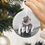 Liebe Script Overlay Personalisierte Paare Foto Ornament Aus Glas<br><div class="desc">Erleben Sie Hochzeit,  Verlobung,  Jubiläum,  Flitterwochen oder besondere Momente mit diesem individuellen Ornament,  das sich perfekt für Paare eignet. Fügen Sie ein beliebtes Foto mit "Liebe" überlagert in lässigen Pinselskriptbuchstaben und Ihre Initialen darunter.</div>