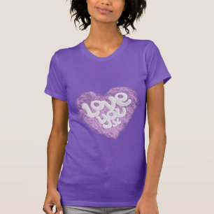 Liebe Sie hellpurpurnes Herz x auf dunklem T-Shirt