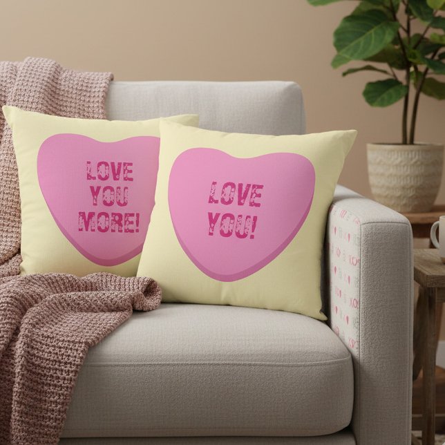 Liebe Sie Liebe Sie mehr rosa Bonbonhörnchen auf G Kissen (Love You! Love You More! Double-sided Candy heart Throw pillow in Pink on Yellow. Gift for Valentine)