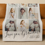 Liebe Sie Oma 9-Foto Fleecedecke<br><div class="desc">Dieses maßgeschneiderte Foto Collage Decke Design ist eine herzliche Hommage, die perfekt für die Geschenke an eine geschätzte Oma ist. Mit einem Gitterlayout von neun personalisierten Foto-Slots präsentiert es in einer sanften, modernen Ästhetik wertvolle Familienmomente. Das untere Ende der Decke ist mit einem eleganten Skript geschmückt, das neben einer anpassbaren...</div>