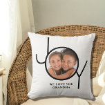 Liebe Sie Oma Personalisiert Foto Kissen<br><div class="desc">Dieses stilvolle Foto Kissen ist mit dem Wort JOY dekoriert und steht für "Wir Liebe Sie Oma". Einfach mit Ihrem Foto anpassbar und somit ein perfektes Sake-Geschenk für Oma.</div>