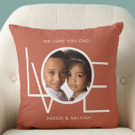 Liebe Sie Vater Foto Personalisiert Kissen<br><div class="desc">Diese We Liebe You Vater Foto Kissen ist mit dem Wort LIEBE in weißer Typografie auf einem Rostterrakotta Hintergrund dekoriert. Einfach mit Ihrem Foto und Namen anpassbar. Perfekt als Vatertagsgeschenk.</div>