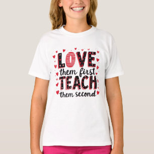 Liebe sie zuerst, lehren sie zweitens - Inspiratio T-Shirt