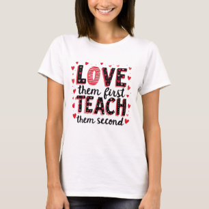 Liebe sie zuerst, lehren sie zweitens - Inspiratio T-Shirt