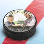 Liebe Sie zum Brr-ink und Back Foto Funny Eishockey Puck<br><div class="desc">Erstellen Sie Ihren eigenen Hockey-Puck mit einem Ihrer Lieblings-Fotos. Die Bildvorlage ist so Set, dass das Bild mit einem halbtransparenten Rahmen dargestellt werden kann, damit der Text darauf sitzt. Das lustige Hockey Zitat lautet derzeit "i Liebe you to the brr-ink and back" und Sie können dies gerne bearbeiten, wenn Sie...</div>