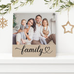 Liebe-Skript benutzerdefinierten Grau-Beige-Foto Fotoplatte<br><div class="desc">Die Wohngestaltung ist individuell gestaltet und verfügt über ein beliebtes Foto mit minimalem weißem Typografie-Overlay,  das elegante blühtest- und Herzdetails enthält. Beachten Sie,  dass der neutrale graubeige Hintergrund und der weiße Text angepasst werden können. Eine einzigartige Geschenkidee für Ihre Lieben!</div>