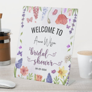 Liebe steht in voller Blüte lila Wildblumen-Brauts Sockelschild