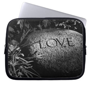 "Liebe" Stein in Schwarz und Weiß Laptopschutzhülle