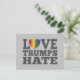 Liebe Trumps Hate - Anti Donald Trump Postkarte (Stehend Vorderseite)