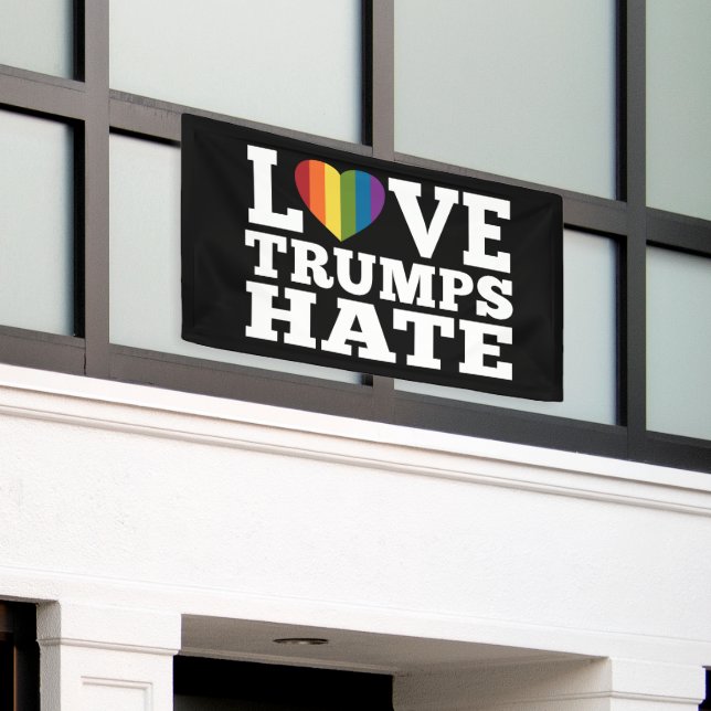 Liebe Trumps Hate Rainbow Heart - virtuelle Parade Banner (Äußeres Gebäude)