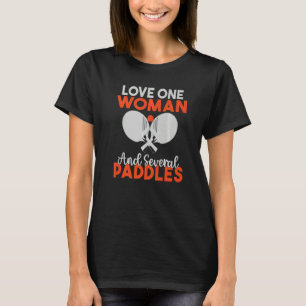 Liebe über die Frau und mehrere Paddle Tischtennis T-Shirt
