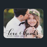Liebe und Dank | Black Calligraphy Foto Wedding Magnet<br><div class="desc">Feiern Sie Ihre Liebe und zeigen Sie Dankbarkeit mit unserem personalisierbaren Foto Hochzeit danke Ihnen Magnet! Dieser einzigartige Sake ist perfekt, um Ihre Lieben an Ihren besonderen Tag zu erinnern und gleichzeitig Ihren herzlichen Dank in einer denkwürdigen Weise auszudrücken. Es verfügt über ein modernes typografisches Foto-Overlay. Personalisieren Sie Ihre Fotos...</div>