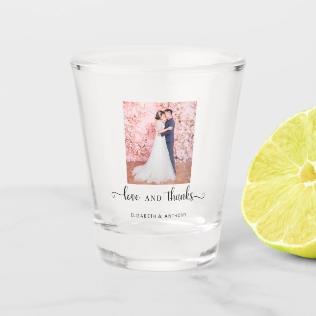 Liebe und Dank Foto Elegante Script Chic Hochzeit Schnapsglas (Vorderseite)