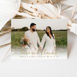 Liebe und Dank Gold Script Hochzeitskampagne Foto Dankeskarte<br><div class="desc">Die stilvolle Hochzeitskarte "Liebe und Dank" in gefaltetem Format mit einem Hochzeitsportrait auf der Vorderseite mit goldfarbenem Text-Overlay-Design. Personalisieren Sie das benutzerdefinierte Monogramm und bedanken Sie sich bei Ihrer Nachricht im Inneren.</div>