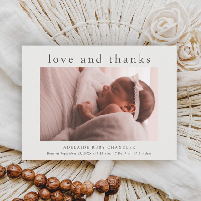 Liebe und Dank Minimal Foto Baby Dankeskarte (Simple typographic love and thanks baby photo birth announcement thank you card.)