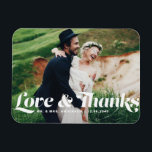 Liebe und Dank Retro Script Foto Hochzeit Magnet<br><div class="desc">Feiern Sie Ihre Liebe und zeigen Sie Dankbarkeit mit unserem personalisierbaren Foto Hochzeit danke Ihnen Magnet! Dieser einzigartige Sake ist perfekt, um Ihre Lieben an Ihren besonderen Tag zu erinnern und gleichzeitig Ihren herzlichen Dank in einer denkwürdigen Weise auszudrücken. Es enthält die Phrase "Liebe & Dank" in charmanten Retro-Skripten. Dieses...</div>