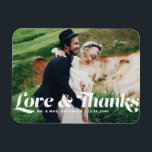 Liebe und Dank Retro Script Foto Hochzeit Magnet<br><div class="desc">Feiern Sie Ihre Liebe und zeigen Sie Dankbarkeit mit unserem personalisierbaren Foto Hochzeit danke Ihnen Magnet! Dieser einzigartige Sake ist perfekt, um Ihre Lieben an Ihren besonderen Tag zu erinnern und gleichzeitig Ihren herzlichen Dank in einer denkwürdigen Weise auszudrücken. Es enthält die Phrase "Liebe & Dank" in charmanten Retro-Skripten. Dieses...</div>