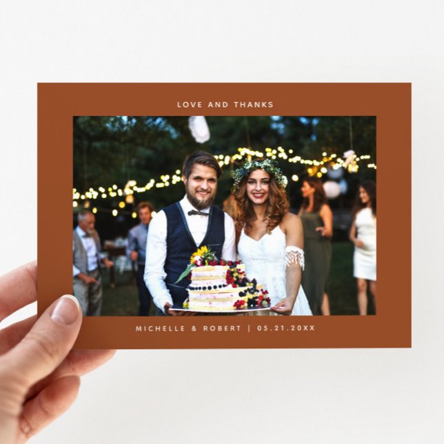 Liebe und Dank Simple Wedding Foto Terracotta Dankeskarte (Von Creator hochgeladen)