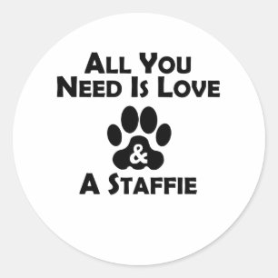 Liebe und ein Staffie Runder Aufkleber