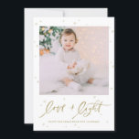 Liebe und Foto in leichter Schrift Happy Hanukkah Feiertagskarte<br><div class="desc">Happy Hanukka! Senden Sie mit dieser Foto-Urlaubskarte Urlaubswünsche und Grüße an Familie und Freunde. Es enthält ein Pinselkalligrafie-Zitat "Liebe & Licht" mit Sternenakzenten. Personalisieren Sie diese durch Hinzufügen von Namen,  Nachrichten und Fotos. Dieses Design ist als flache Karte,  gefaltete Karte und Postkarte erhältlich.</div>