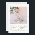 Liebe und Foto in leichter Schrift Happy Hanukkah Feiertagskarte<br><div class="desc">Happy Hanukka! Senden Sie mit dieser Foto-Urlaubskarte Urlaubswünsche und Grüße an Familie und Freunde. Es enthält ein Pinselkalligrafie-Zitat "Liebe & Licht" mit Sternenakzenten. Personalisieren Sie diese durch Hinzufügen von Namen,  Nachrichten und Fotos. Dieses Design ist als flache Karte,  gefaltete Karte und Postkarte erhältlich.</div>