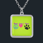 Liebe und Frieden Versilberte Kette<br><div class="desc">Niedliche Grafik in bunten Neonfarben. 3 Symbole - ein Friedenszeichen, ein Herz und eine Pfote, mit den Worten Frieden, Liebe und Pfoten. Für ruhige Haustierbesitzer.</div>