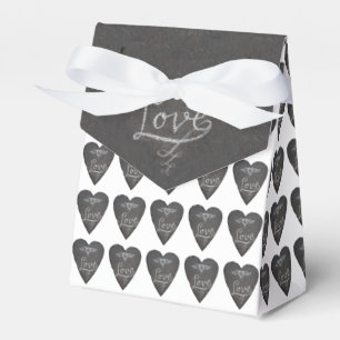 Liebe und Herz auf einer Kreidetafel Geschenkschachtel