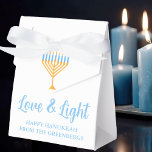 Liebe und leicht Hanukkah Menorah Custom Party Geschenkschachtel<br><div class="desc">Niedliche Liebe und Light Hanukkah Gastgeschenk Box für jüdische Familiengeschenke an einem Chanukah Party oder einer Synagoge. Personalisieren Sie mit Ihrem eigenen Nachnamen oder Gruppeninformationen in blau um die hübsche Goldmenorah.</div>