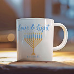 Liebe und leicht Personalisierte Hanukkah Menorah  Kaffeetasse<br><div class="desc">Niedliche Liebe und leichte Hanukkah Tasse für ein jüdisches Familienfrühstück oder ein Chanukah Party mit Synagoge. Personalisieren Sie dieses hübsche Geschenk mit Ihrem eigenen Nachnamen oder Gruppeninformationen in blau unter der hübschen Goldmenorah.</div>