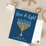 Liebe und leichte Custom Blue Gold Hanukkah Menora Postkarte<br><div class="desc">Niedliche individuelle Liebe und leichte Hanukkah Postkarte für eine jüdische Familie oder ein Chanukah Party mit Synagoge. Personalisieren Sie diese hübschen Postkarten mit Ihren eigenen Nachnamen oder Gruppeninformationen in blau unter der hübschen Goldmenorah.</div>