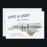 Liebe und Licht aus dem Foto North Carolina Hanukk Feiertagskarte<br><div class="desc">Sie sind stolz, aus North Carolina zu sein, senden Sie ein wenig leichten Staatsstolz in dieser Feriensaison mit diesem Foto Hanukkah Urlaubskarte mit strukturierten Typ in indigo und hellblau und mit Schneeflocken betont. Personalisieren Sie mit Ihrer eigenen Nachricht von Beifall, Ort, Jahr, Familienname und Ihren Lieblings-Fotos. Um Ihre Fotos für...</div>
