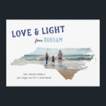 Liebe und Licht aus dem Foto North Carolina Hanukk Feiertagskarte<br><div class="desc">Sie sind stolz, aus North Carolina zu sein, senden Sie ein wenig leichten Staatsstolz in dieser Feriensaison mit diesem Foto Hanukkah Urlaubskarte mit strukturierten Typ in indigo und hellblau und mit Schneeflocken betont. Personalisieren Sie mit Ihrer eigenen Nachricht von Beifall, Ort, Jahr, Familienname und Ihren Lieblings-Fotos. Um Ihre Fotos für...</div>