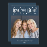 Liebe und Licht | Foto und Sterne Hanukkah Feiertagskarte<br><div class="desc">Diese einfache und stilvolle Hanukkah-Karte zeichnet sich durch ein Foto Ihrer Familie und die Worte "Liebe und Licht" in trendiger,  moderner weißer Typografie aus,  mit einer Mischung aus passenden weißen Sternen.</div>