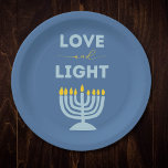 "Liebe und Licht" jüdische Menorah Blue Hanukkah Pappteller<br><div class="desc">Bringen Sie Ihre Hanukah-Feiern mit diesen Tellern der "Liebe und des Lichts" mit einer Touch Eleganz, die sich hervorragend für traditionelle Urlaubsfavoriten wie Latkes und Gelee Donuts eignet. Mit einem ruhigen blauen Hintergrund, einer strahlenden Menorah-Illustration und der inspirierend Botschaft "Liebe und Licht" tragen diese Teller Ihrem Ferientisch Wärme und Sinn...</div>
