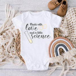 Liebe und Wissenschaft IVF Zitat Gelber Schwarzer  Baby Strampler