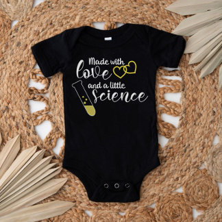Liebe und Wissenschaft IVF Zitat Gelber Weißer Tex Baby Strampler