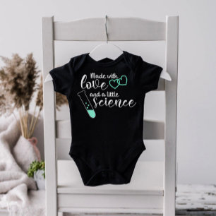 Liebe und Wissenschaft IVF Zitat Minusgrün Baby Strampler