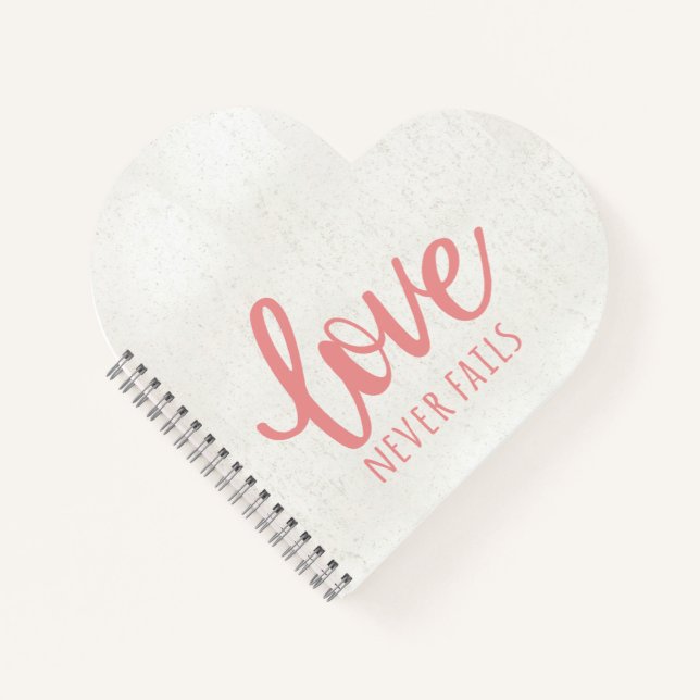 Liebe Versage nie - 1 Korinther 13:8 rosa Notizbuch (Vorderseite)
