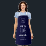 LIEBE VERSAGE NIE | Ahavah | א ה ה Hebräisch Schürze<br><div class="desc">Einfache, elegante Schürze mit dem Wort LIEBE in Hebräisch, plus Platzhalter-Schrift Vers. Der gesamte Text ist KUNDENBAR, sodass Sie ihn personalisieren können, indem Sie z.B. die Schrift durch Ihren Namen oder Ihre Lieblingsnachricht ersetzen. Oben befindet sich ein KUNDENBEWEGLICHES MONOGRAMM, das Sie durch Ihr eigenes ersetzen können. Ideal für Hanukkah, Weihnachten,...</div>
