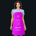 LIEBE VERSAGE NIE heiß rosa | Ahavah | א ה ה Hebrä Schürze<br><div class="desc">Einfache, elegante HOT PINK Schürze mit dem Wort LIEBE in Hebräisch geschrieben, plus Platzhalter Scripture Vers. Der gesamte Text ist KUNDENBAR, sodass Sie ihn personalisieren können, indem Sie z.B. die Schrift durch Ihren Namen oder Ihre Lieblingsnachricht ersetzen. Oben befindet sich ein KUNDENBEWEGLICHES MONOGRAMM, das Sie durch Ihr eigenes ersetzen können....</div>