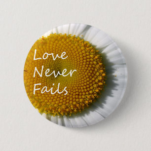 Liebe versagt nie Daisy 1 Korinther 13 Button