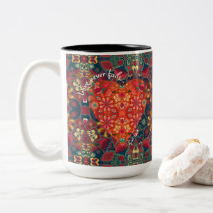 "Liebe versagt nie" Farbige Paisley-Herzen Zweifarbige Tasse