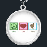 Liebe Versilberte Kette<br><div class="desc">Ein Friedensschild,  ein Herz und ein schönes Pferd laufen. Das perfekte niedliche Geschenk für einen Reitfreund.</div>